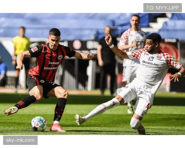 美因茨迎新帅上任,球队状态回暖引球迷期待 美因茨迎新帅上任,球队状态回暖引球迷期待